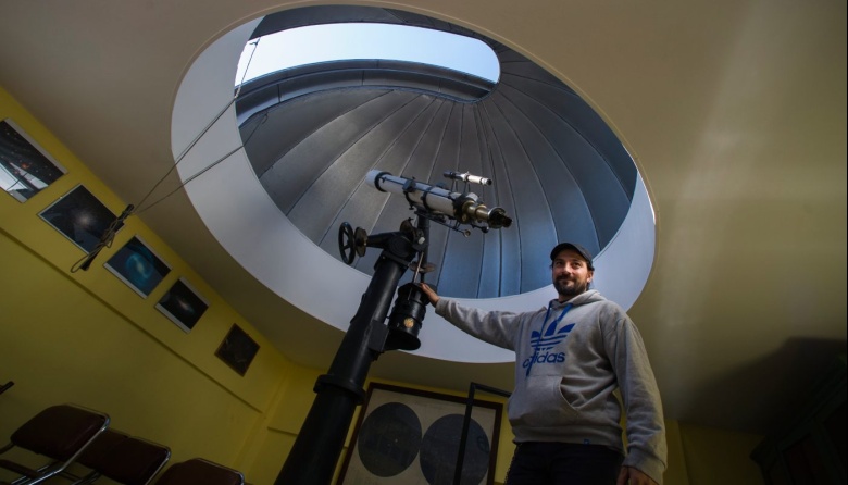 El telescopio “Carl Zeizz” que convirtió a una biblioteca de Lanús en un observatorio astronómico