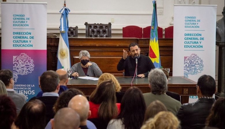 Santalla: "No podemos dejar a nuestros hijos en manos de los algoritmos"