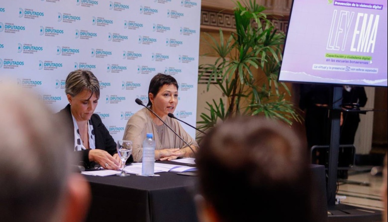 Mayra Mendoza presentó la "Ley Ema" para prevenir la violencia digital en las escuelas bonaerenses