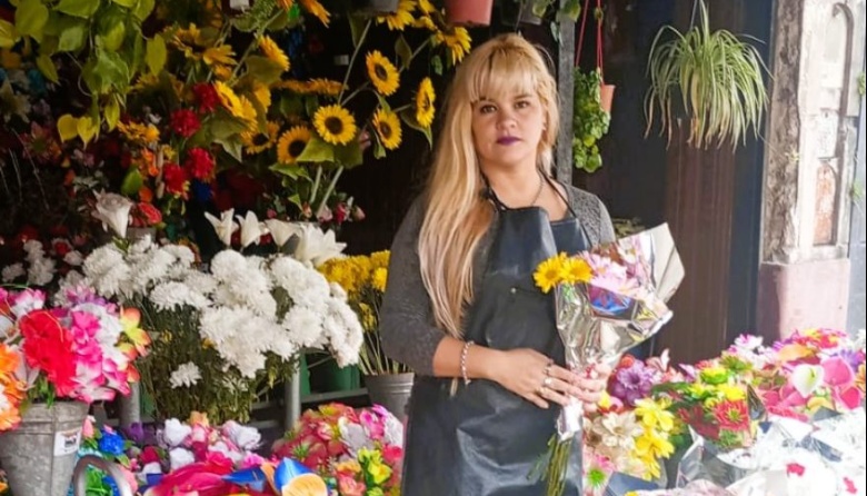 De la crisis a un oficio desconocido: la vida de una mujer entre flores y recuerdos