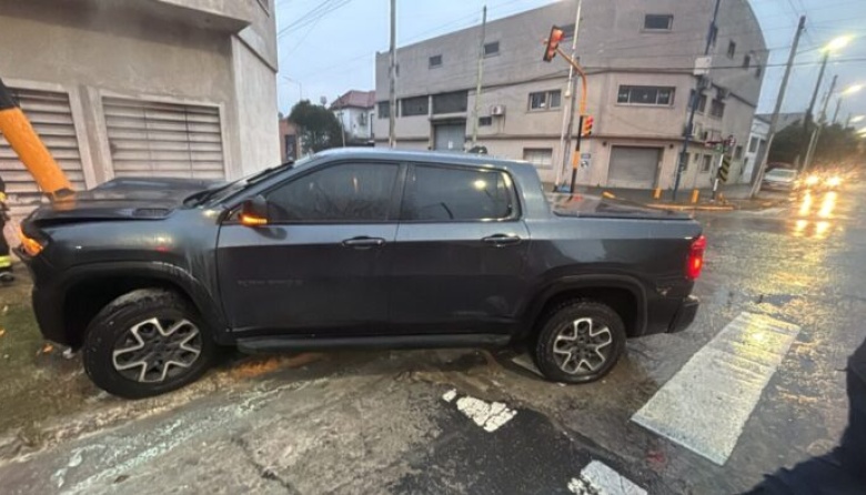 Seis menores fueron detenidos tras robar una camioneta y chocar contra un semáforo en Avellaneda