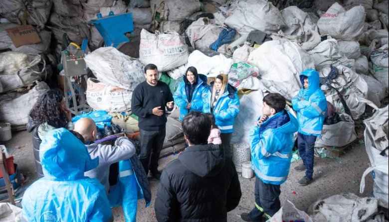 Santalla entregó indumentaria de trabajo a una cooperativa de reciclado de Avellaneda