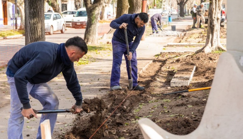 Lanús Gobierno inició la obra de puesta en valor de la Plaza José Hernández en Remedios de Escalada