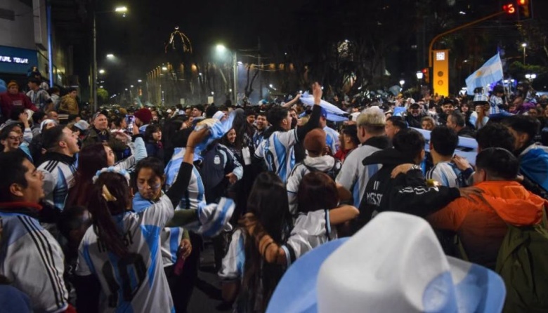 Fiesta en Avellaneda: miles de vecinos celebraron el triunfo de Argentina ante Inglaterra