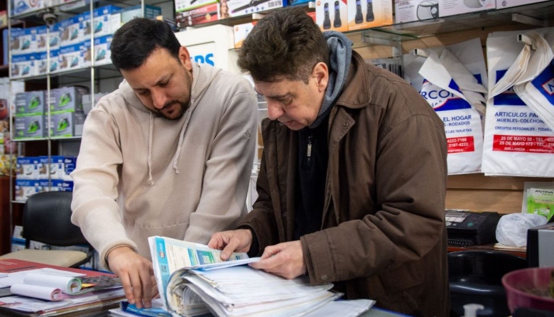 Emmanuel Santalla recorrió comercios de Avellaneda y dialogó con sus dueños sobre la crisis que atraviesa el sector