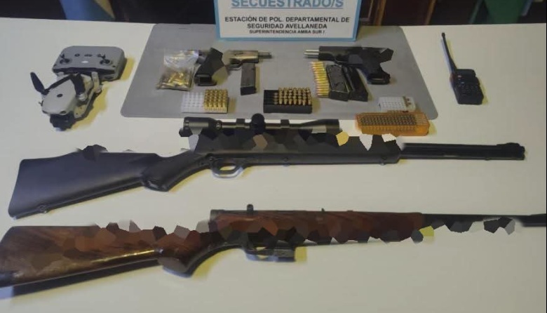Cayó en Gerli un hombre que habría utilizado un dron para vigilar a sus vecinos y amenazarlos con un arma