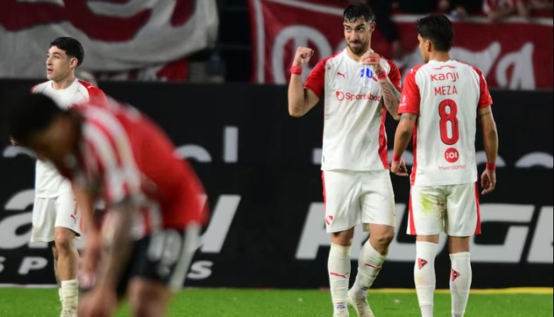 Independiente aprovechó los errores de Estudiantes y ganó 2-0 en La Plata
