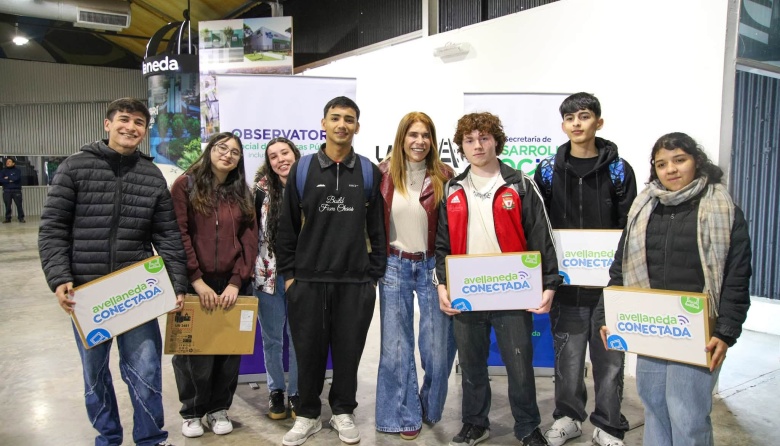 Magdalena Sierra entregó 3800 netbooks a estudiantes secundarios del último año