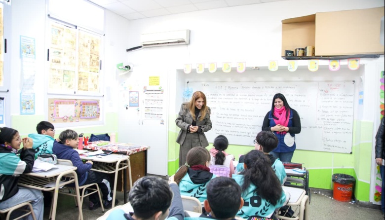 Magdalena Sierra recorrió las obras realizadas en la Primaria 36