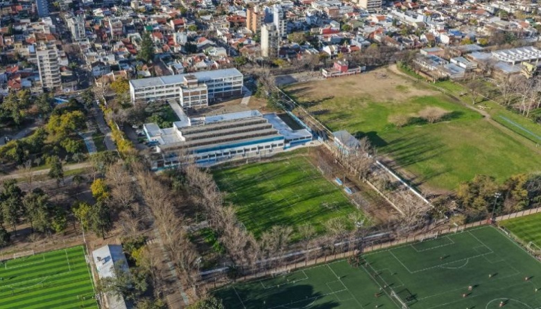 Lanús Gobierno construyó un nuevo campo de deportes en la Escuela Kennedy