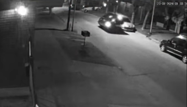 Buscan identificar al conductor que chocó un auto y escapó en Wilde