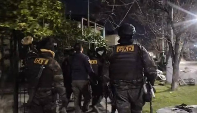 Robaron un flete con una carga valuada en $60 millones en Avellaneda y quedaron detenidos