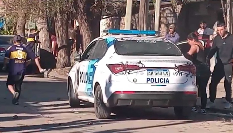 Violento enfrentamiento en Villa Tranquila: atacaron a policías durante el acarreo de un auto