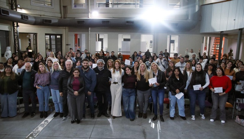 Magdalena Sierra y Walter Correa entregaron Certificados de Formación Laboral a 115 vecinos de Avellaneda