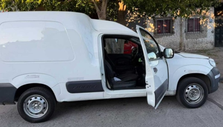 Cuatro menores fueron detenidos tras intentar abrir una camioneta en Villa Domínico