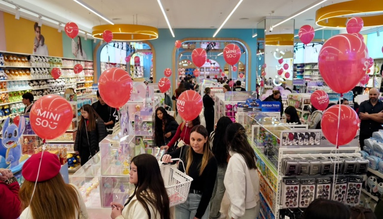 MINISO celebró la apertura de su séptima tienda en Argentina con el abrazo más largo del mundo