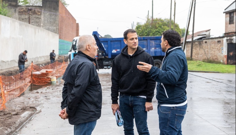 Julián Álvarez recorrió las obras de mejoramiento del espacio público en los alrededores del Cementerio Municipal