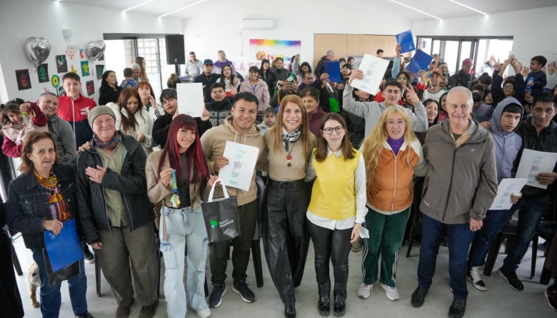 La intendenta Sierra y la ministra Batakis entregaron viviendas en Isla Maciel y Villa Tranquila