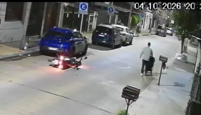 Intentaron robar una moto en Wilde y quedaron registrados por una cámara