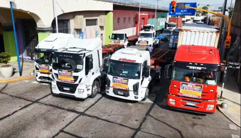 Más de 200 camioneros cortaron el tránsito en Avellaneda y apuntaron contra las fotomultas