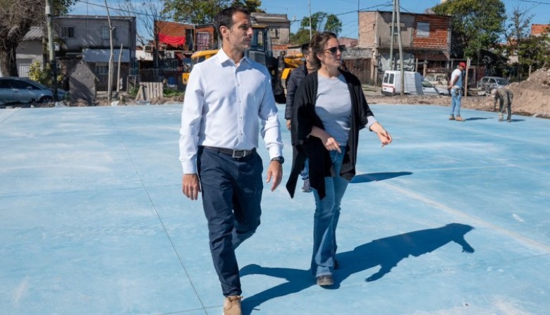 Julián Álvarez recorrió los avances de la obra del nuevo polideportivo en el Barrio La Maquinita