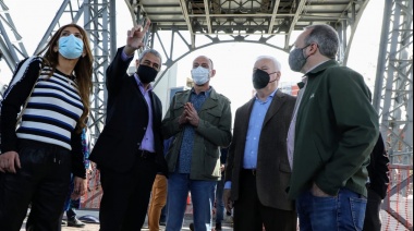 Ferraresi y funcionarios nacionales cruzaron el Riachuelo en el recuperado Transbordador del Puente Nicolás Avellaneda