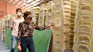 Mayra Mendoza supervisó el mobiliario que se distribuirá en las escuelas de Quilmes