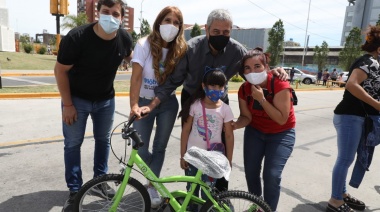 El intendente Chornobroff entregó más de 1700 bicicletas, junto al ministro Ferraresi y la diputada Sierra