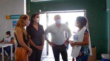 Magdalena Sierra visitó el nuevo vacunatorio de la Casa del Bicentenario