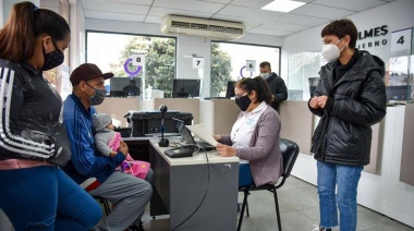 Mayra Mendoza supervisó la entrega de más de 170 nuevos DNI en el Palacio Municipal