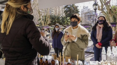 Mayra Mendoza recorrió la tercera edición de la Feria "Mujeres a emprender en red" en la Plaza San Martín