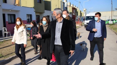 El ministro Ferraresi y la embajadora francesa en Argentina, recorrieron diferentes barrios de Avellaneda
