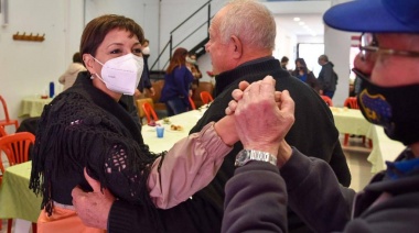 Mayra Mendoza visitó el centro de jubilados y pensionados Villa Esmeralda de Quilmes Oeste