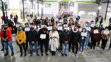 Magdalena Sierra entregó certificados a vecinos que se formaron como protectores y promotores de Derechos Humanos