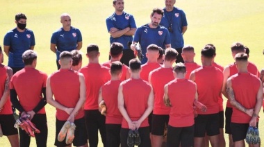 Domínguez probó una formación pensando en el duelo frente a Boca