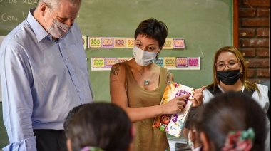 Mayra Mendoza y el Ministro Perczyk iniciaron el programa "Libros para aprender"