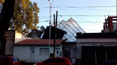 El techo de la Escuela Técnica N°9 de Piñeyro se desprendió y cayó sobre una casa cercana