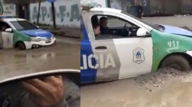 Insólito: policías quedaron hundidos con el patrullero en cemento fresco