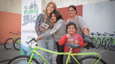 Magdalena Sierra entregó bicicletas en las escuelas especiales