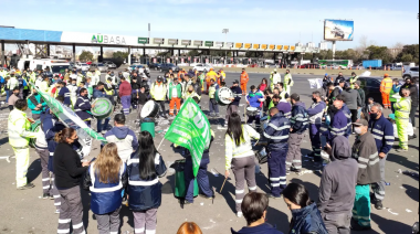 Trabajadores de peajes levantarán barreras en todo el país este martes