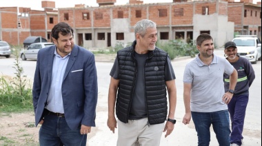 Ferraresi recorrió obras junto al presidente del Consejo Nacional de la Vivienda