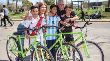 Jorge Ferraresi y Magdalena Sierra entregaron 1300 bicicletas en Área X 