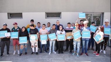 Ferraresi entregó becas y computadoras en el Centro de Formación Integral N°1
