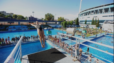 Racing realizó una exhibición de clavados y acrobacias aéreas en el natatorio del club