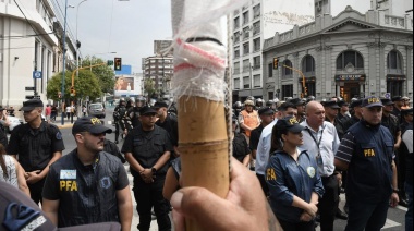 Tensión en las inmediaciones del Puente Pueyrredón entre manifestantes y la Prefectura