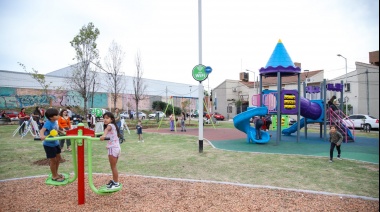 Ferraresi reinauguró una plaza en Barrio Azul