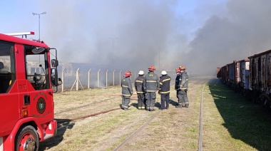 Incendio en Avellaneda: se prendieron fuego varios vagones abandonados en la estación de Gerli