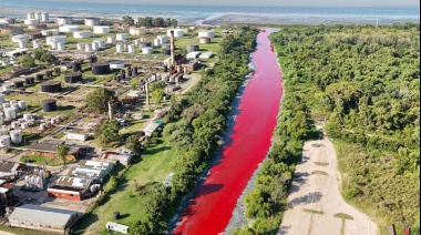 Impactante: el arroyo Sarandí amaneció rojo y denuncian derrames químicos