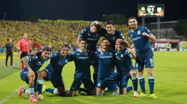 Racing goleó 4-0 a Atlético Bucaramanga y es líder del grupo E