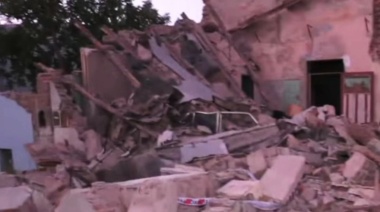 Sarandí: se derrumbó una casa deshabitada y destruyó un auto de colección